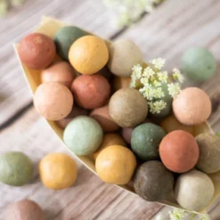 Blossombs Giftbox Small - 7 Blossombs - Bloembommetjes - Zaadbommetjes - Vlinders - Bijen - Biologisch - Ecologisch - Verjaardag - Communie - Doopsuiker - Valentijn -Exporteren Buiten Groen Winkel 1200x800 14